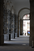 Fotografia da Arcada do edifcio da Reitoria e portas de acesso ao exterior / Photo of the main entrance of the Rectory Building