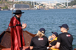 Participao da  U.Porto na Regata de Barcos Rabelos, no dia 24 de junho: equipa da Universidade. Ao fundo aparece a Ponte da Arrbida.