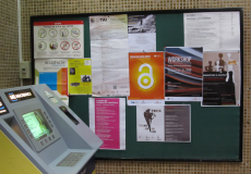 cone da foto dos posters de divulgao da Semana AL 2013 e de um Workshop no placard do 1 piso do edifcio da Reitoria da U.Porto