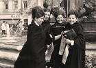 cone de foto de Estudantes do Curso de Cincias Biolgicas junto  Fonte da Praa dos Lees, 1962