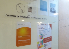 cone da foto do Poster de divulgao da Semana A. Aberto 2012 no placard do edifcio da Faculdade de Arquitetura da U.Porto