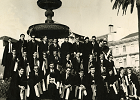 cone de foto de Estudantes do Curso de Economia junto  Fonte da Praa dos Lees, 1965