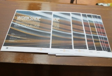 cone da foto dos flyers de divulgao de Workshop na Semana A. Aberto 2013, no edifcio da Faculdade de Letras da U.Porto
