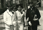Foto da Queima das fitas - Rui Vidal Correia da Silva, Maria Jos de Castro Carro Bento, Jos Antnio Barreto Damas Mra nas ruas do Porto, 1965