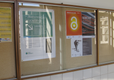 cone da foto dos posters de divulgao da Semana AL 2013 e de um Workshop no placard do 4 piso do edifcio da Reitoria da U.Porto