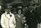 Foto da Queima das fitas - Rui Vidal Correia da Silva, Maria Olinda Ribeiro Antunes e Jos Antnio Barreto Damas Mra nas ruas do Porto, 1965