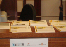 cone da foto dos materiais promocionais da Semana do A. Aberto 2012 na Biblioteca da Faculdade de Direito da U.Porto