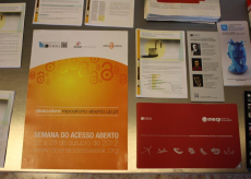 cone da foto dos materiais promocionais da Semana do A. Aberto 2012 no trio do edifcio da Reitoria da U.Porto