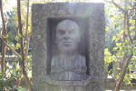 Fotografia do busto de Amrico Pires de Lima no Jardim Botnico do Porto