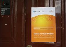 cone da foto do Poster de divulgao da Semana AL 2012 na porta da unidade Gesto de Informao, na Reitoria da U.Porto